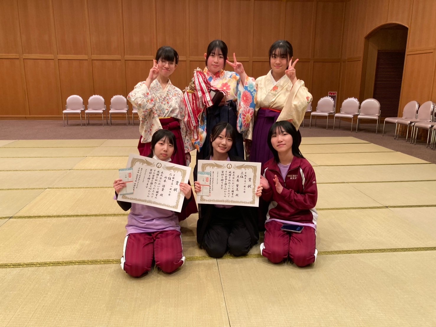 敦賀市民カルタ大会（１月１９日開催）　敦賀気比高校・同付属中学校　かるた同好会　快進撃！有段者４段以上の部　優勝　杉谷優里瑛、有段者２段・３段の部　４位　杉谷　陽香里、有段者初段・A級中高一般の部　優勝　三宅　穂々、同B級中高一般の部　２位　山本詩貴、３位　大南　賢花　　以上５名が堂々入賞！　