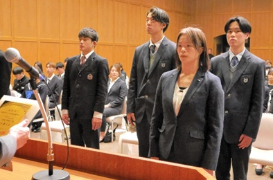 敦賀市レスリングスポーツ協会表彰において世界選手権で女子５９キロ級を制した金城梨紗子特別顧問が市スポーツ特別優秀選手賞を受賞。付属中学校３年日浦璃毘兎君が市スポーツ優秀選手賞受賞。市スポーツ協会スポーツ優秀選手賞個人で中３山本煌流君、高校１年水泳の内田碧空さん、テニス部雀部瑛斗君、２年レスリング部日浦颯毘、同３年寺地頼斗君、団体で硬式野球部が表彰されました。